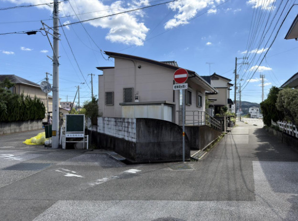 「平屋1LDK」高知市高須東町　中古一戸建ての前面道路含む現地写真|道路側から見た建物の様子。周辺の街並みや敷地と道路の位置関係をご確認いただけます。