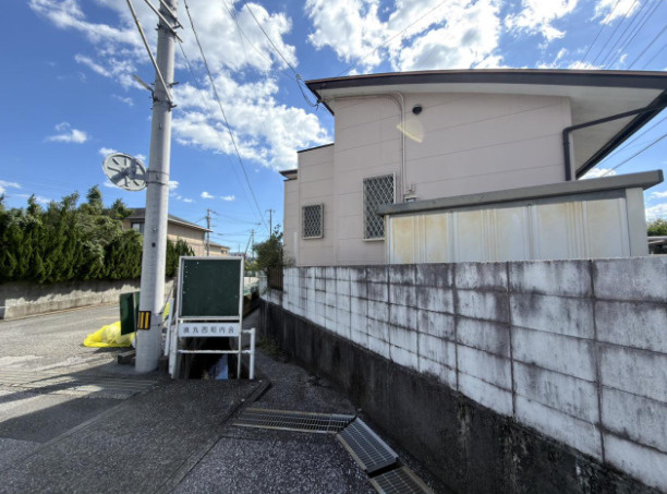 「平屋1LDK」高知市高須東町　中古一戸建てのその他|建物側面と道路の様子。敷地まわりの状況や隣接する道路との高低差を現地でご確認ください。