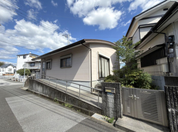 「平屋1LDK」高知市高須東町　中古一戸建ての前面道路含む現地写真|落ち着いた色合いの外壁が印象的な平屋住宅。ワンフロアで暮らせる、階段のない住まいです。