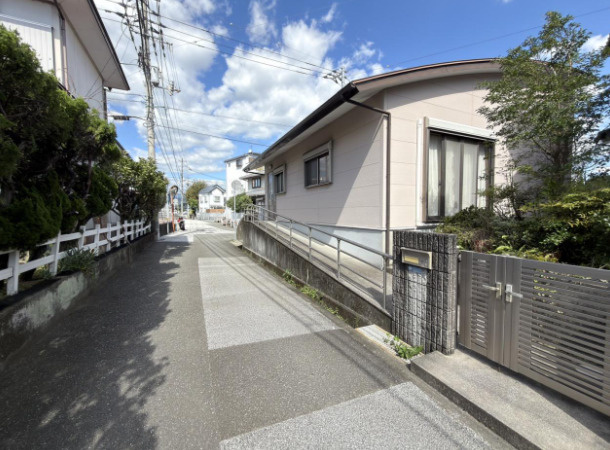 「平屋1LDK」高知市高須東町　中古一戸建てのその他|門扉前から続く道路の様子。玄関への出入りや、周辺の雰囲気を確認できる一枚です。