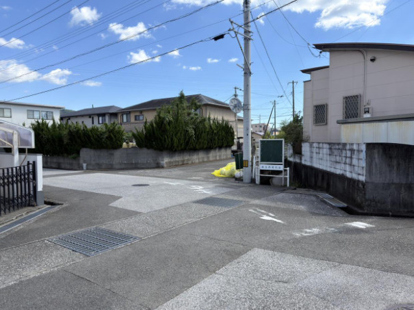 「平屋1LDK」高知市高須東町　中古一戸建ての駐車場|物件近くの交差点の様子。お車でのアクセスや、普段利用する道順もあわせてご確認ください。