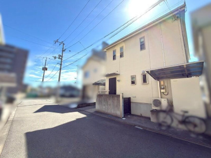 「お子様の通学も安心の環境」高知市北本町4丁目　中古一戸建ての前面道路含む現地写真|整った前面道路で駐車もラクラク！前面にゆとりがあり、周辺環境も静かで安心です。