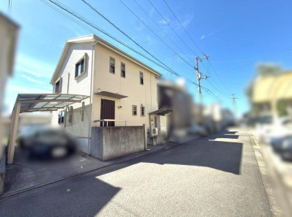 「お子様の通学も安心の環境」高知市北本町4丁目　中古一戸建ての前面道路含む現地写真|青空に映える明るい外観！カースペース完備で、お車の駐車や毎日の出し入れもスムーズです♪