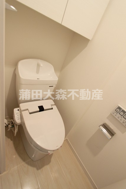 AZESTアゼスト千鳥町のトイレ|吊戸棚と温水洗浄便座付きのトイレ