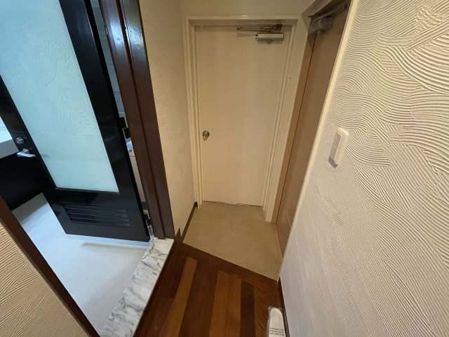 沖縄市比屋根7丁目(売ホテル)の玄関