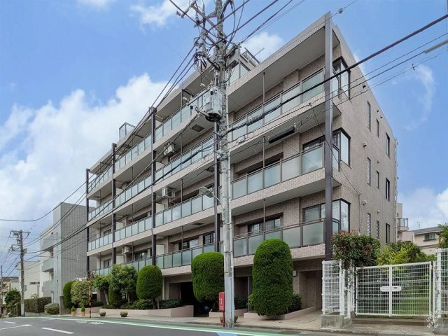 グランレーブ南馬込の外観|都営浅草線「西馬込」駅徒歩8分。1995年9月築、総戸数33戸のレジデンス。落ち着いた色合いのタイル張りの外観が印象的です。