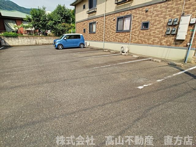 北九州市八幡西区星ケ丘４丁目のアパートの駐車場