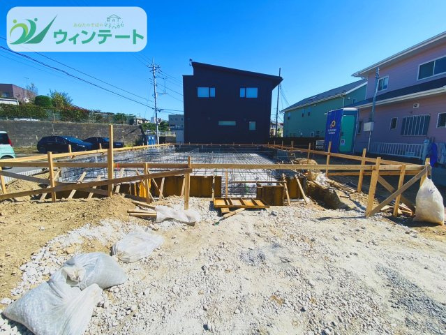 土浦市永国東町2期　新築戸建の外観|前面道路幅員6.1mで車の出し入れもラクラク。陽当たり良好の新築住宅。
