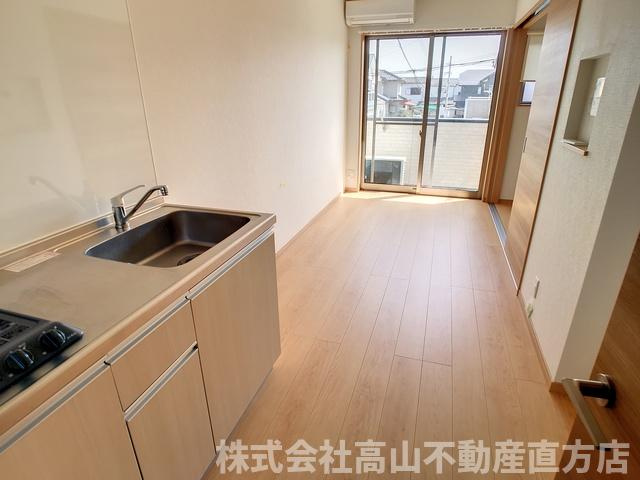 直方市大字感田のアパートの居間・リビング