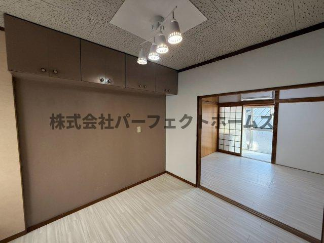 川勝町テラスハウスの居間・リビング|こちらのリビングで趣味の時間をお楽しみください