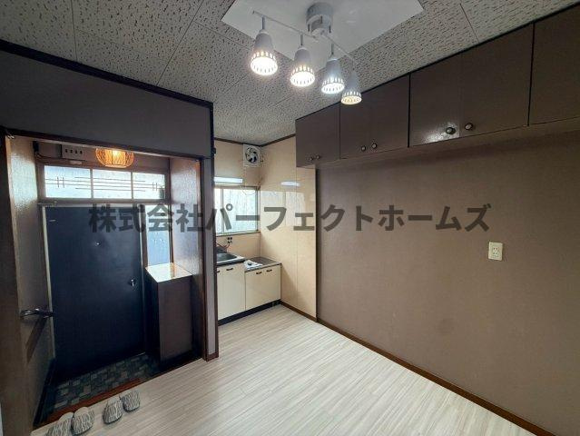 川勝町テラスハウスの居間・リビング|おしゃれな居間です