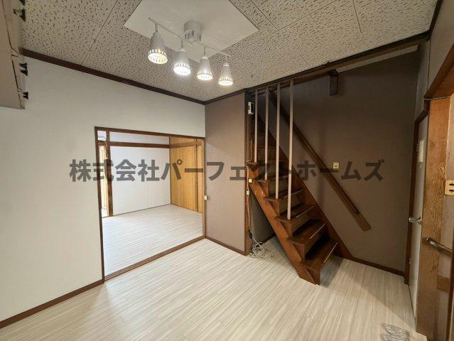 川勝町テラスハウスの居間・リビング|ゆったりとした居間です