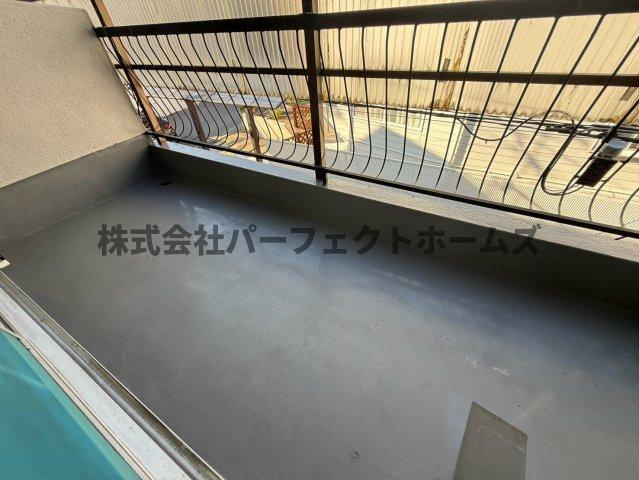川勝町テラスハウスのバルコニー|外からの目が気にならないバルコニーで洗濯物が干せます