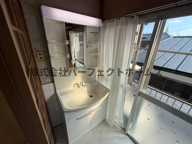 川勝町テラスハウスの独立洗面台|独立洗面台、朝の身支度には欠かせません