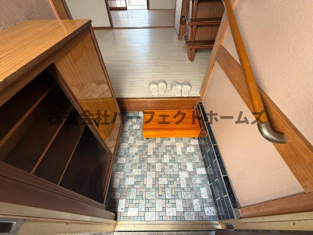 川勝町テラスハウスの玄関|収納もある玄関です