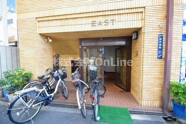 イーストビルのエントランス