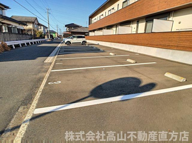 直方市大字感田のアパートの駐車場