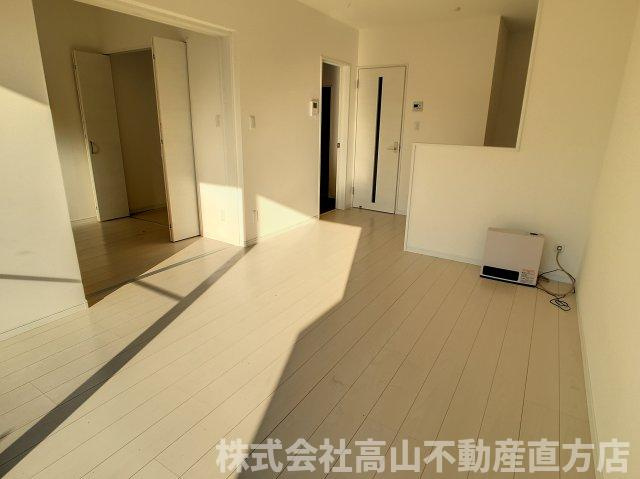 直方市大字感田のアパートの居間・リビング