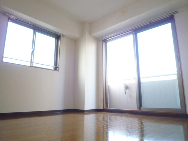 ＳＯＬＥＡＤＯ・ＯＧＵの洋室|★角部屋で窓も２面にあり風通しも良いですよ★