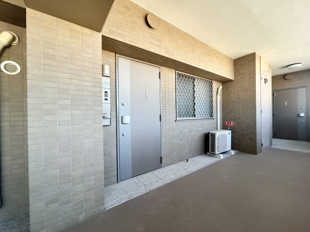 アルファステイツ旭町Ⅱの玄関|重厚感のある玄関ドア。共用廊下幅は約２．２ｍです。