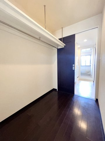 アルファステイツ旭町Ⅱの収納|北東洋室とパウダールームをつなぐ、便利なウォークスルークローゼットがあります。