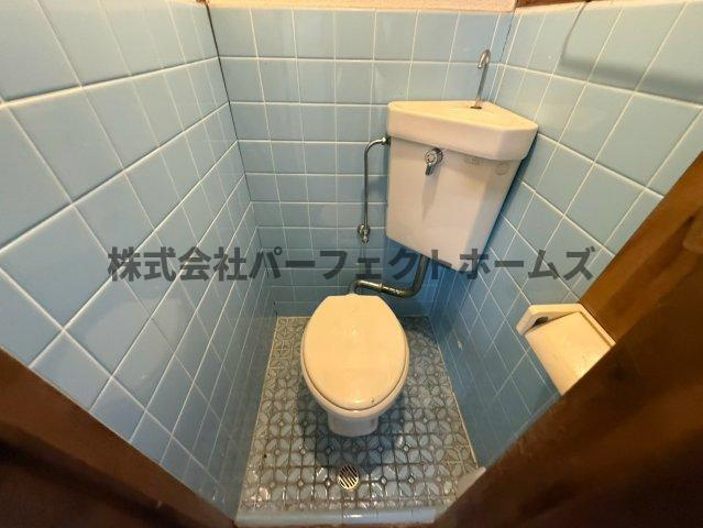 春日町テラスハウス　賃貸のトイレ|コンパクトで使いやすいトイレです