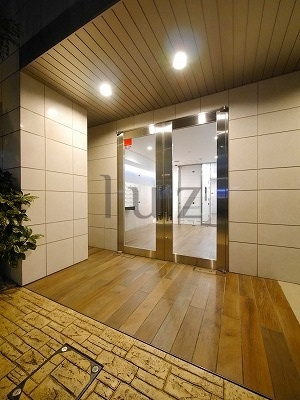 ログ川崎駅前のエントランス