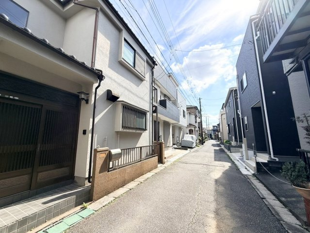 三郷市谷口中古物件の前面道路含む現地写真