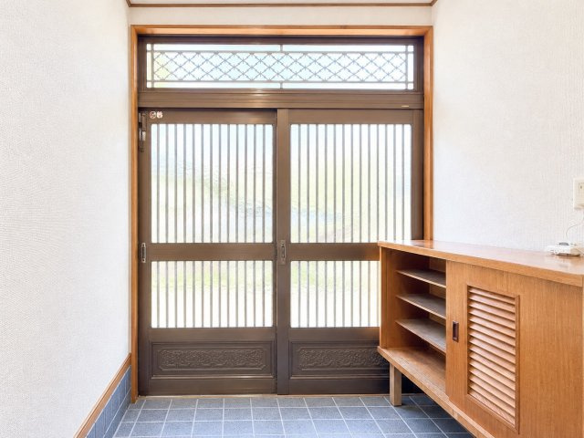 三郷市谷口中古物件の玄関