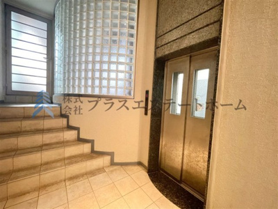 【エントランス】 | ワコーレマークヒルズ片山町 | ガラスブロックでおしゃれ感が漂います♪エレベーター完備です♪