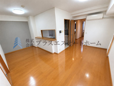 【居間・リビング】 | ワコーレマークヒルズ片山町 | リビングには床暖房完備です♪
※画像は実際の写真に家具・調度品を消去するAI加工を施しています