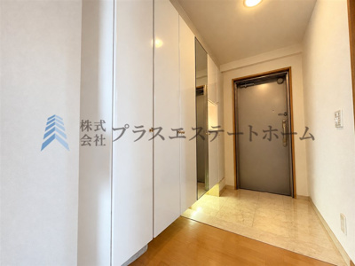 【玄関】 | ワコーレマークヒルズ片山町 | 天井高のシューズボックスもあるためたくさんの靴を収納できます♪
※画像は実際の写真に家具・調度品を消去するAI加工を施しています