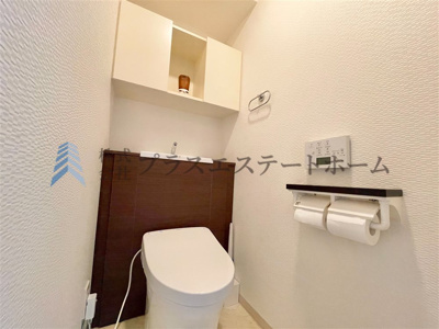 【トイレ】 | ワコーレマークヒルズ片山町 | 温水洗浄便座付きで、通年快適に利用できます。棚があるので、ペーパー類や掃除用具などをすっきりと収納できます♪