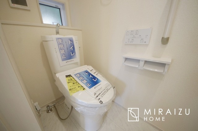 【トイレ】 | 空気の換気と窓からの光の明るさに配慮した清潔感のあるトイレ、ご自分の好きなアロマや芳香剤を置いて落ち着く空間を演出、一人になれる空間ですから、リラックスしたいですね。