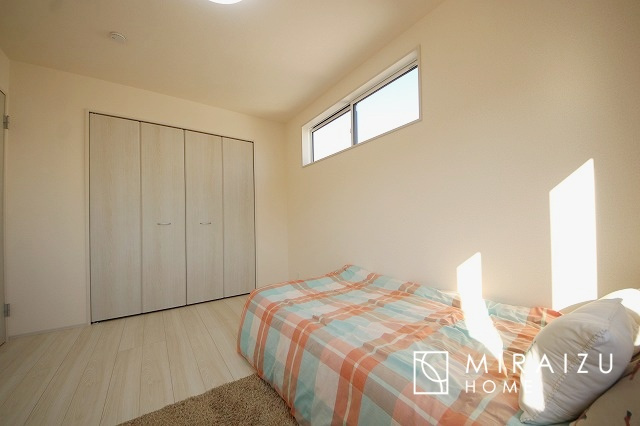 【子供部屋】 | お子様のお部屋にも主寝室にも使えますね。窓が二面についていますので採光もばっちり、空気の入れ替えもOK！自分のお部屋を持ちたいお子様の夢を叶えます！