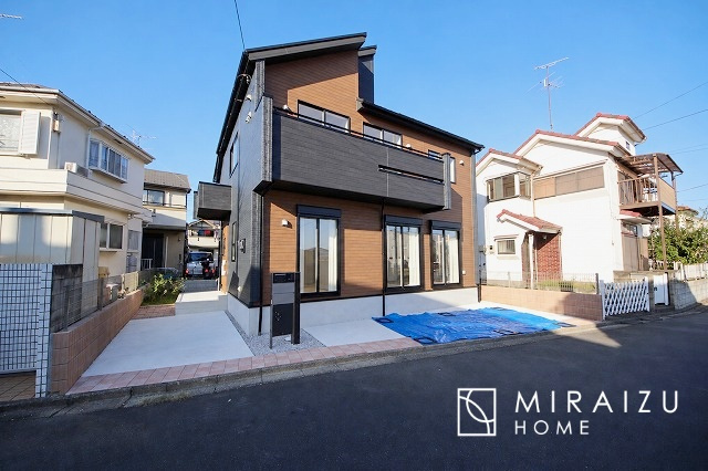 【外観】 | 青く澄み渡った綺麗な空と、陽の光をたっぷりと受ける、そんな新築住宅で新生活をスタートしてみませんか？見学・ご相談等、ミライズホーム(株)までお気軽にご連絡下さい。