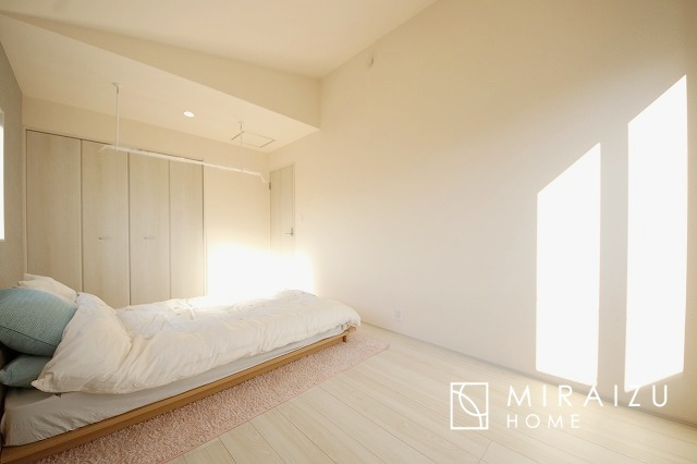 【子供部屋】 | 床のフローリングもオシャレな洋室が嬉しいです。独立性のある住宅ですので、各居室それぞれ、テイストの違うお部屋インテリア造りをしても面白いかもしれませんね！