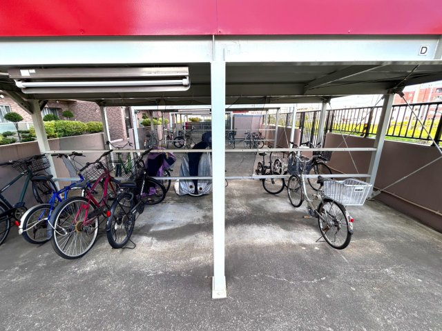 雨風から大切な自転車を守る屋根付き駐輪場。照明付きで夜間の利用もスムーズです。