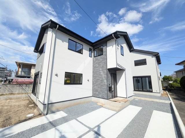 土浦市文京町　2期　新築戸建て　1号棟の外観|【月々7万円台〜】
写真だけでは伝わらない快適さを、ぜひ現地で体感しませんか？
即日見学可能です！平日のご案内も可能です♪
お気軽にお問合せください！
