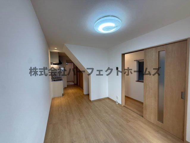 高柳7丁目貸家の居間・リビング|おしゃれな居間です