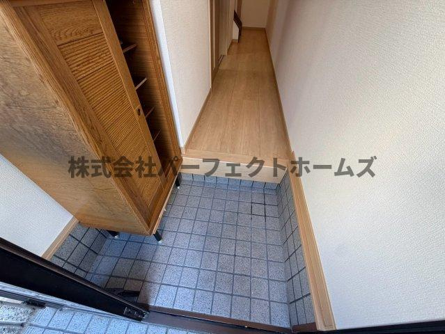 高柳7丁目貸家の玄関|収納もある玄関です