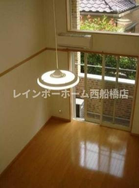 浦安市堀江１丁目のアパートの居間・リビング