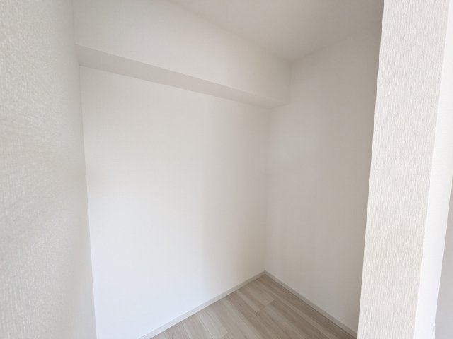土浦市文京町　2期　新築戸建て　2号棟の収納|大容量のウォークインクローゼット。衣類はもちろん、スーツケースや季節の家電もまとめて収納でき、居室空間をすっきりと保ちます。