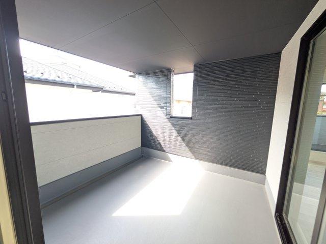 土浦市文京町　2期　新築戸建て　2号棟のバルコニー|洗濯物も布団もまとめて干せるワイド設計。
広々としたワイドバルコニーで、家事の効率が上がり、日々の暮らしが快適になります。