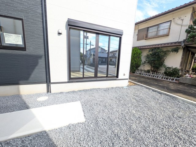 土浦市文京町　2期　新築戸建て　2号棟の庭|リビングに明るい光を届ける広々とした南庭。
お子様の遊び場やペットのスペースとしても最適です。
室内外で心地よい暮らしが叶います。