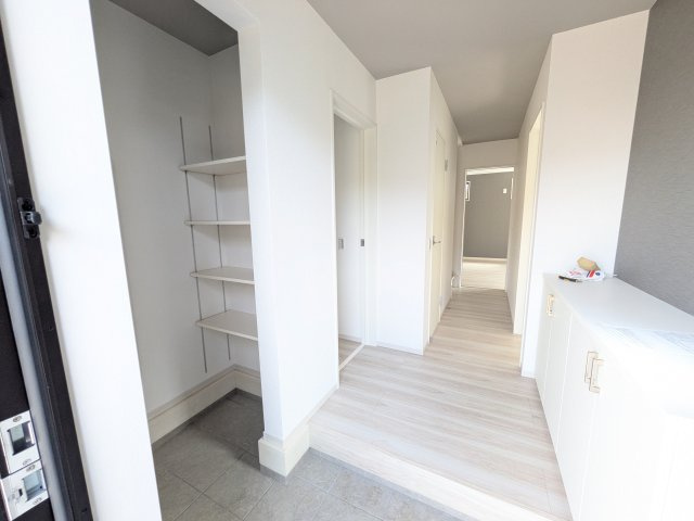 土浦市文京町　2期　新築戸建て　2号棟の玄関|家族全員の靴がスッキリ片付く大容量シューズボックス完備。
お客様を気持ちよく迎えられる、明るく清潔感あふれる玄関です。