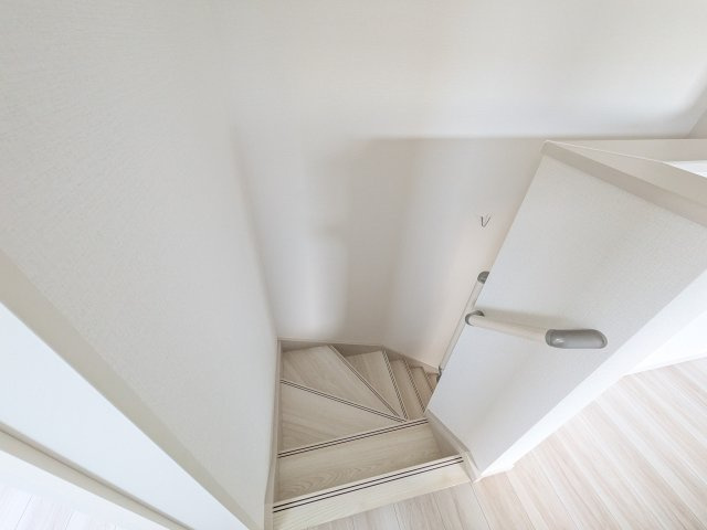 土浦市文京町　2期　新築戸建て　2号棟の内装|窓付きで明るい階段は、手すり付きでお子様からご年配の方まで安心して上り下りができます♪