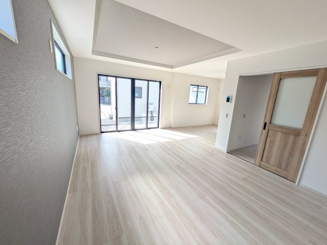 土浦市文京町　2期　新築戸建て　2号棟の居間・リビング|家族の会話が自然と弾む、広々としたゆとりのLDK。南向きの窓からたっぷりの光が射し込む明るく快適な空間です。