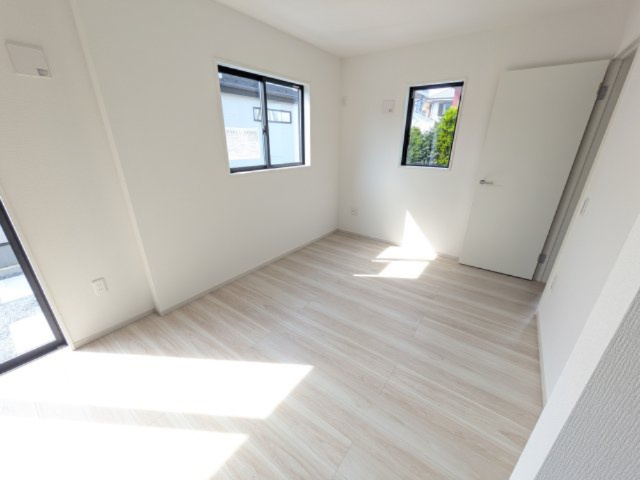 土浦市文京町　2期　新築戸建て　2号棟の居間・リビング|リビングと繋がる多目的スペース。
日当たりも良好です♪