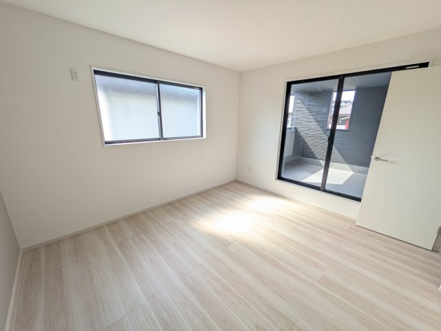 土浦市文京町　2期　新築戸建て　2号棟の洋室|バルコニーに面した２面採光で明るく開放的な洋室です。
デザイン性の高いアクセントクロスで、落ち着いた雰囲気を演出。収納力たっぷりのWIC完備で、室内をすっきりと保てます♪